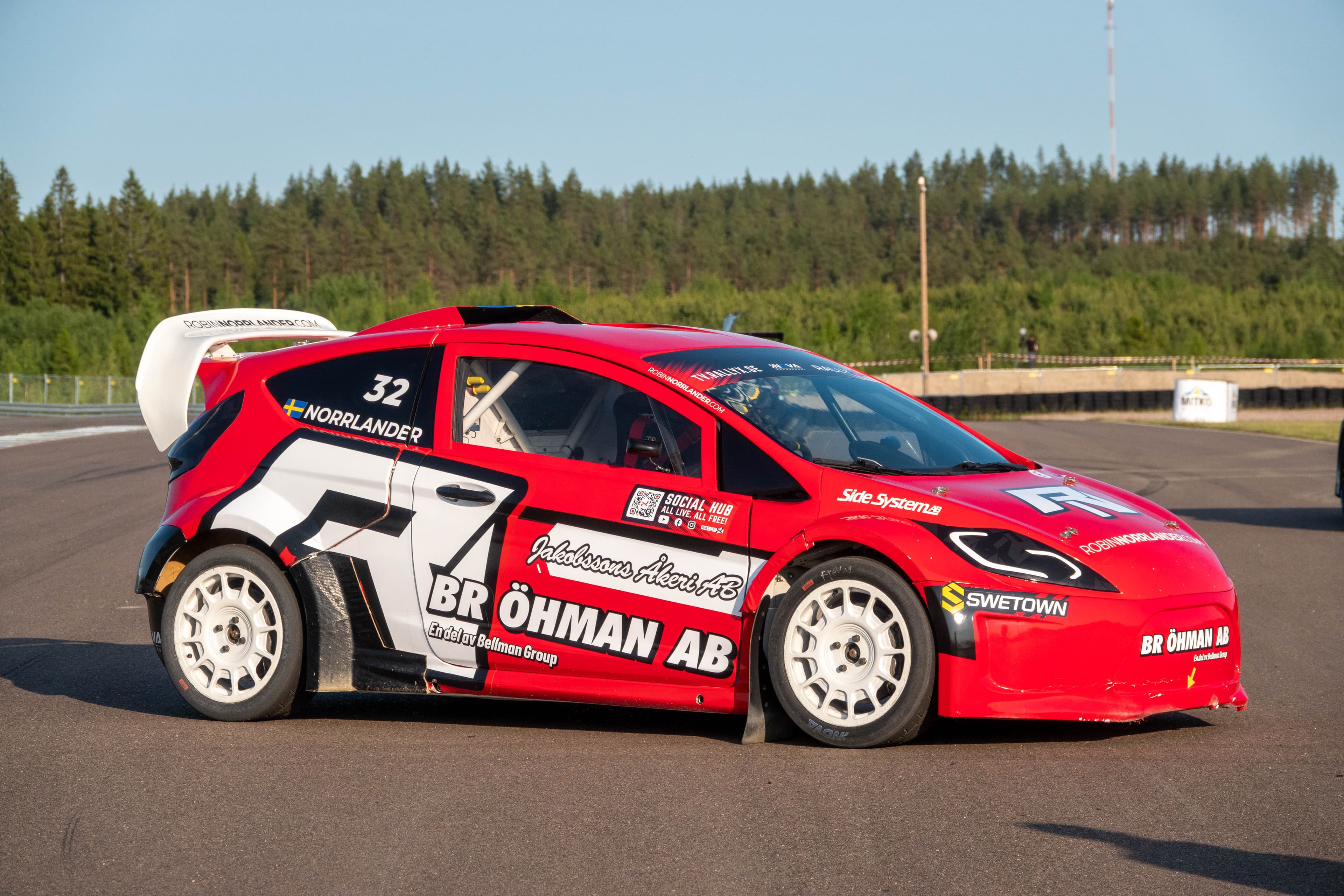 Supercar Lites rallycrossbil från sidan på rallycrossbanan